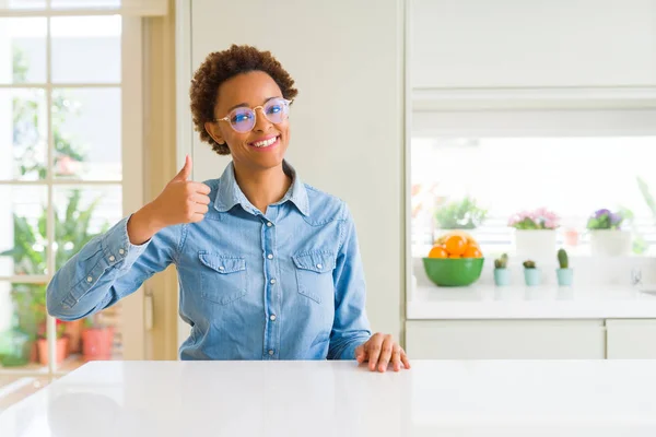 Jovem Mulher Afro Americana Bonita Usando Óculos Fazendo Polegares Felizes — Fotografia de Stock