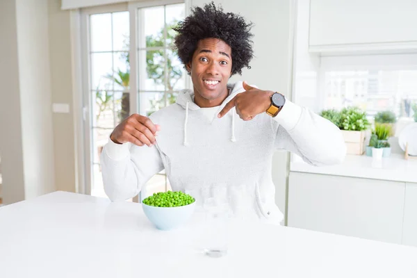 Afroamerické Muže Jíst Čerstvý Zelený Hrášek Doma Překvapením Čelit Ukazováčkem — Stock fotografie