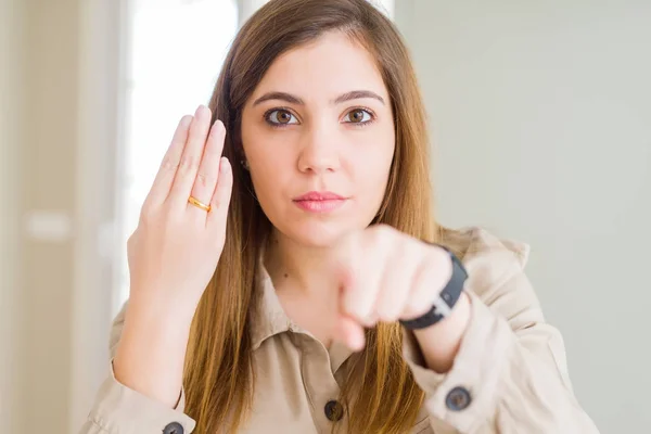 Hermosa Joven Que Muestra Anillo Alianza Mano Señalando Con Dedo — Foto de Stock