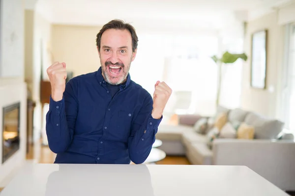 Hombre Guapo Mediana Edad Casa Celebrando Sorprendido Sorprendido Por Éxito —  Fotos de Stock