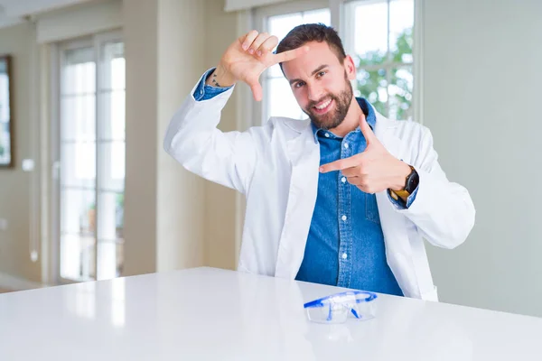 Hombre Científico Guapo Con Bata Blanca Gafas Seguridad Sonriente Haciendo —  Fotos de Stock