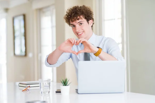 Молодий Бізнесмен Який Працює Комп Ютерним Ноутбуком Офісі Посміхається Любові — стокове фото