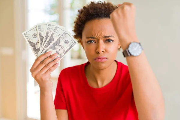 Mujer Afroamericana Joven Sosteniendo Billetes Banco Veinte Dólares Molesto Frustrado — Foto de Stock