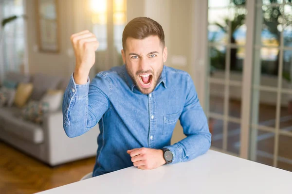 Joven Hombre Guapo Casa Molesto Frustrado Gritando Con Ira Loco — Foto de Stock