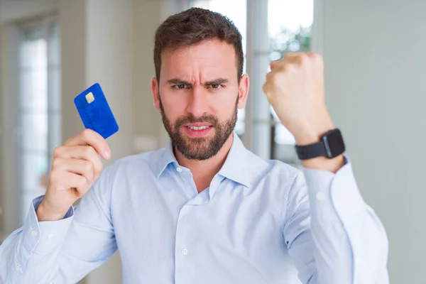 Bonito Homem Negócios Segurando Cartão Crédito Irritado Frustrado Gritando Com — Fotografia de Stock