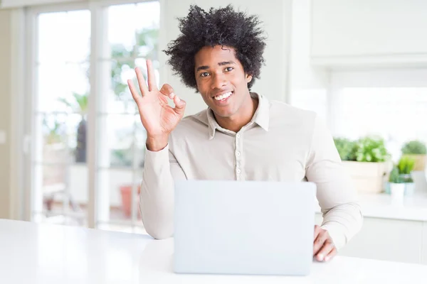 African American Man Som Arbetar Med Laptop Gör Tecken Med — Stockfoto