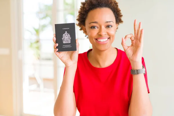 Jovem Afro Americana Segurando Passaporte Canadense Fazendo Sinal Com Dedos — Fotografia de Stock