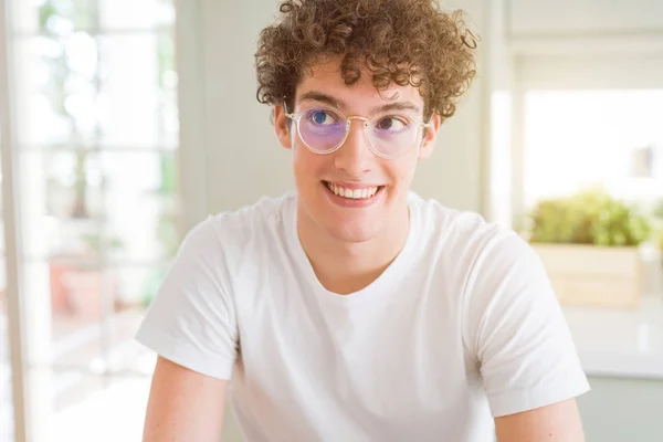 Jovem Homem Bonito Vestindo Óculos Sorrindo Olhando Lado Olhando Para — Fotografia de Stock