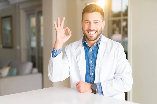 Junger Gutaussehender Arzt Der Klinik Der Positiv Lächelt Und Mit — Stockfoto