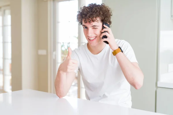 Genç Adam Telefonda Konuşurken Evde Kocaman Bir Gülümseme Ile Işareti — Stok fotoğraf