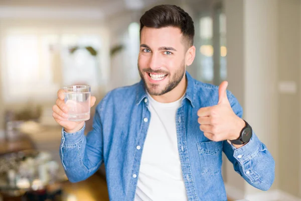 Giovane Bell Uomo Che Beve Bicchiere Acqua Casa Felice Con — Foto Stock