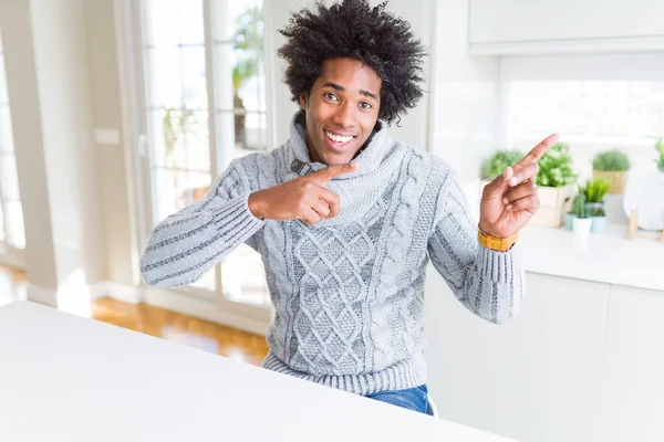 Afro Américain Portant Pull Hiver Souriant Regardant Caméra Pointant Avec — Photo