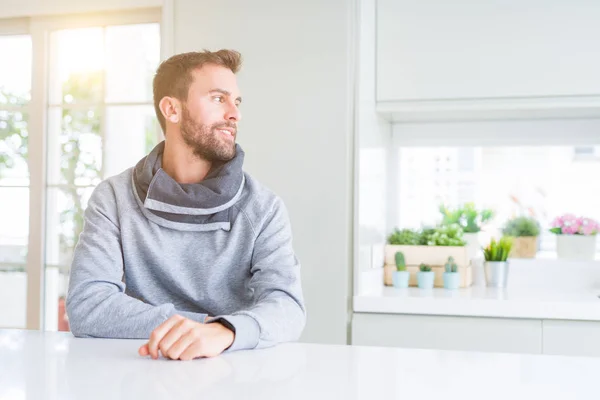 Stilig Man Hem Tittar Bort Till Sida Med Leende Ansikte — Stockfoto