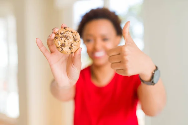 Junge Afrikanisch Amerikanische Frau Essen Schokoladenkekse Glücklich Mit Breitem Lächeln — Stockfoto