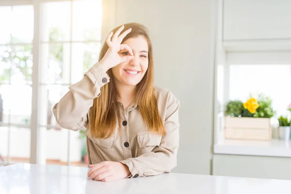 Hermosa Joven Casa Haciendo Buen Gesto Con Mano Sonriendo Los —  Fotos de Stock