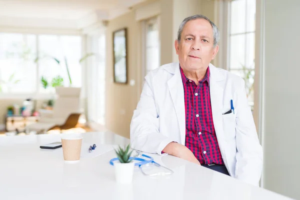 Stilig Senior Doktor Man Bär Medicinsk Pälsen Kliniken Med Allvarliga — Stockfoto