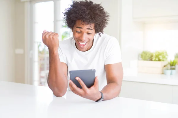 Američan Afričana Muž Pomocí Touchpadu Tabulky Křičí Hrdá Slaví Vítězství — Stock fotografie