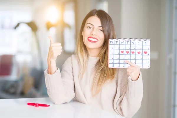 Jovem Mulher Bonita Segurando Calendário Menstruação Casa Feliz Com Grande — Fotografia de Stock