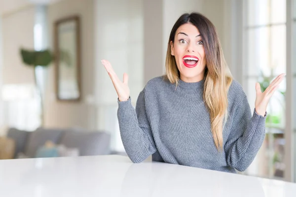 Giovane Bella Donna Che Indossa Maglione Invernale Casa Che Celebra — Foto Stock