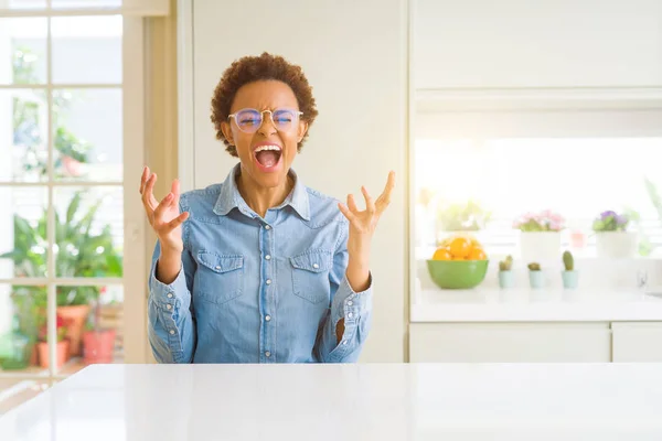 Junge Schöne Afrikanisch Amerikanische Frau Mit Brille Feiert Verrückt Und — Stockfoto