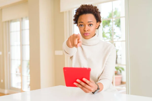 Mujer Afroamericana Joven Usando Tableta Señalando Con Dedo Cámara Usted — Foto de Stock