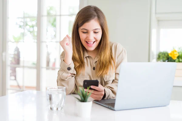 Hermosa Mujer Joven Usando Teléfono Inteligente Computadora Gritando Orgulloso Celebrando —  Fotos de Stock