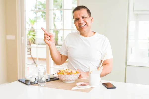 Hombre Mediana Edad Comiendo Comida Asiática Con Palillos Casa Con — Foto de Stock