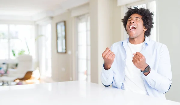 African American Man Thuis Erg Blij Opgewonden Doet Winnaar Gebaar — Stockfoto