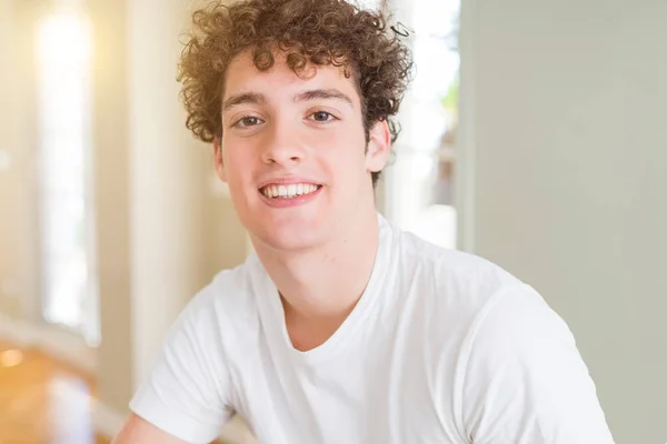 Mladý Pohledný Muž Sobě Bílé Tričko Príma Úsměvem Tváři Šťastný — Stock fotografie