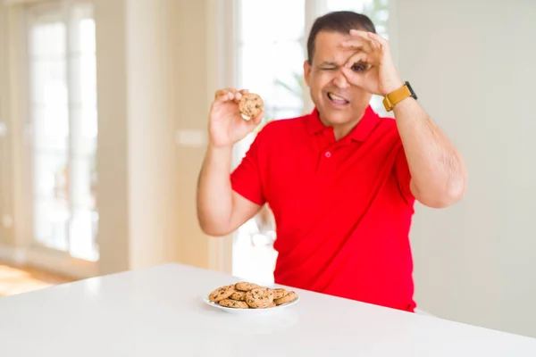 Hombre Mediana Edad Comiendo Galletas Chispas Chocolate Casa Con Cara — Foto de Stock