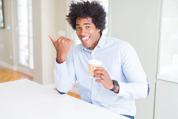 コーヒーを指して 幸せそうな顔を笑顔で側まで親指で示すを離れて飲みアフロの髪を持つアフリカ系アメリカ人の男 — ストック写真