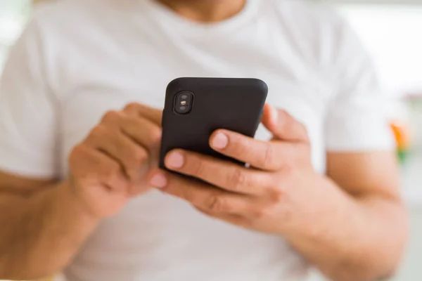 Primer plano de las manos de hombre de mediana edad utilizando el teléfono inteligente en casa —  Fotos de Stock