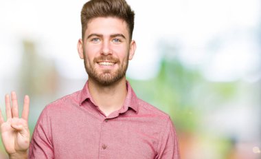 Gösterilen ve parmakları ile işaret genç yakışıklı iş casual adam kendinden emin ve mutlu gülümseyerek süre dört numara.