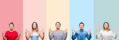 Relax arka plan renkli vintage çizgili ve gözleri ile gülümseyen genç güzel kadın kolaj parmak ile meditasyon jest yapıyor kapalı. Yoga kavramı.