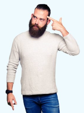 Casual kazak giyen genç sarışın adam çekim ve kendini el ve parmak işaret öldürme baş için intihar jest.