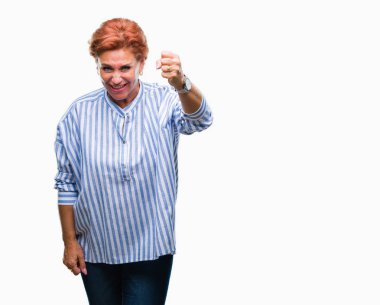 Öfkeli ve sinirli sinirli ve öfke ile bağırarak süre öfkeli yumruk yükselterek izole arka Atrractive üst düzey beyaz Kızıl saçlı kadın. Öfke ve agresif kavramı.