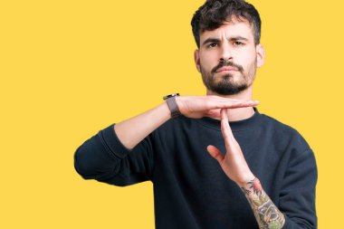 Yakışıklı delikanlı izole arka plan yapıyor zaman aşımı jest elle, sinirli ve ciddi bir yüz üzerinden