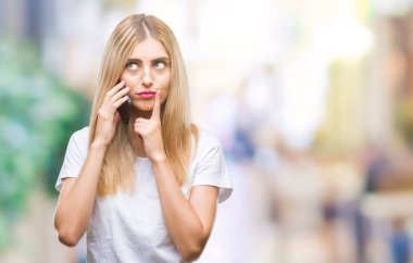 Arka plan ciddi bir yüz düşünme hakkında soru, çok karışık fikir genç güzel sarışın kadın smartphone üzerinde kullanma söz izole