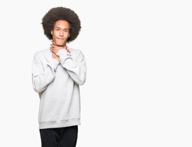 Genç Afrikalı-Amerikalı adam sportif kazak bağırarak giyen afro saçlı ve çünkü boğmak acı kendi ellerimle öldürürüm. Sağlık sorunu. Yaralarından ve intihar kavramı.