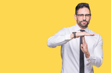 İzole arka plan yapıyor zaman aşımı jest elle, sinirli ve ciddi bir yüz üzerinden gözlüklü genç yakışıklı iş adamı