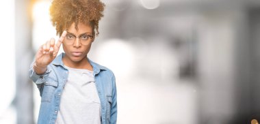 Güzel genç Afro-Amerikan kadın gözlük izole üzerinde arka plan işaret parmağını ve kızgın ifade ile