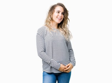 Giyen genç güzel sarışın kadın kazak uzak tarafına yüzünde, doğal ifade gülümseme ile seyir izole arka plan üzerinde çizgili. Kendine güvenen gülüyor.