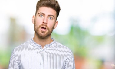 Şüpheci ve alaycı, arayan genç yakışıklı adam şok karşısında açık ağız ile şaşırttı