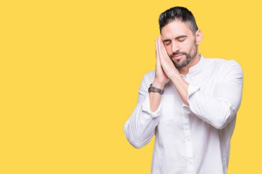 Uyku yorgun hayal ve eller ile birlikte Kapalı gözlerle gülümseyerek poz arka plan üzerinde genç iş adamı izole.