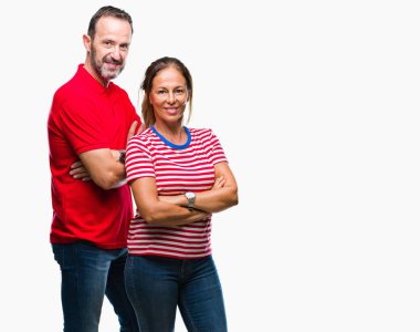 Orta yaş İspanyol çift çapraz silah kameraya bakarak ile gülümseyen izole arka plan mutlu yüzüne aşık. Olumlu bir kişi.