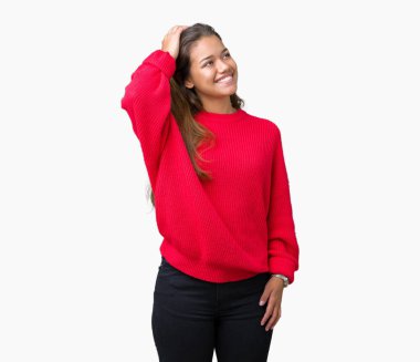 El hareketi ile kendine güvenen dokunaklı saç gülümseyerek, çekici poz izole arka plan üzerinde kırmızı kış kazak giyen genç güzel esmer kadın