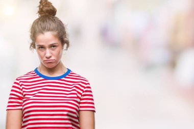 Güzel esmer kıvırcık saçlı Genç kız rahat giyiyor bakın arka plan depresif izole ve kızgın ve korkmuş ağlıyor sıkıntı için endişeleniyorum. Üzgün ifade.