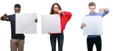 Kızgın yüz, eksi işareti aşağı antipati başparmak ile gösterilen, ret kavramı ile izole arka plan üzerinde boş afiş tutarak gençler kompozisyon