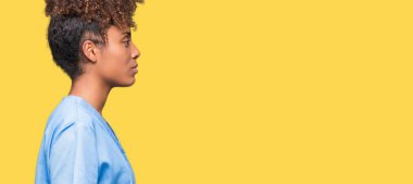 İzole arka tarafına, arayan genç Afro-Amerikan doktor kadın dinlenmek doğal yüz emin gülümseme ile pozuyla profili.