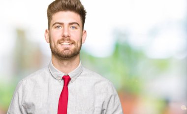 Genç yakışıklı iş adamı birlikte elleri ve çapraz rahat ve neşeli gülümseyen parmak. Başarı ve iyimser